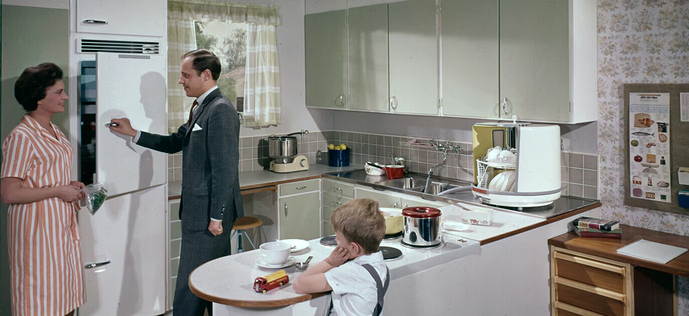 electrolux &uuml;r&uuml;nlerinin bulunduğu bir mutfakta 1920lerde bir aile