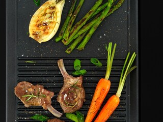 Electrolux plancha ızgarada kızartılmış kuzu eti ve havuçlar