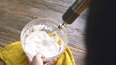 Krema çırpmak için çırpma aparatlı El Blenderi