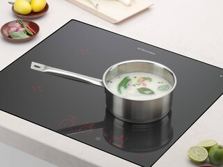 Electrolux Infinite™ Pure indüksiyonlu ocak üzerinde bir tencere