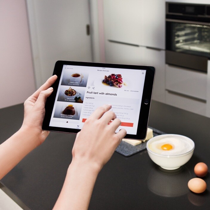 MyElectrolux iPad uygulamasını kullanan bir şef