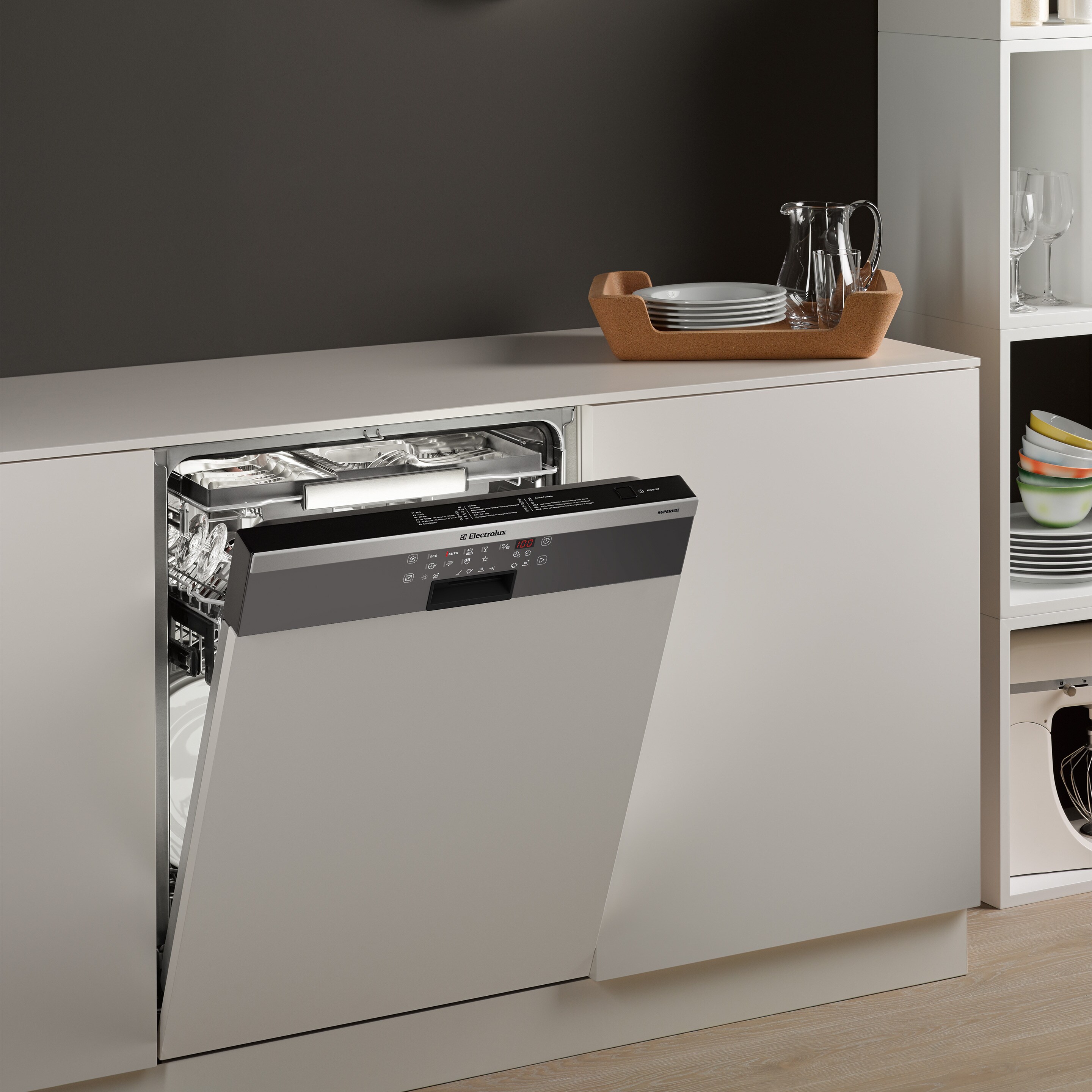 Bir mutfak ortamında bir Electrolux bulaşık makinesi