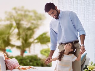 Serin, huzurlu bir evde dinlenen bir aile