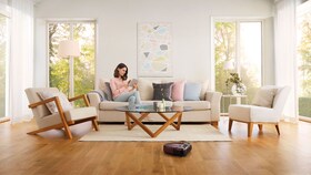 MotionSense oturma odasını temizlerken dinlenen bir kadın